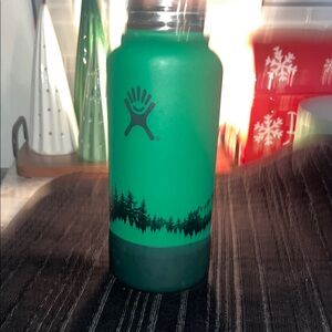 Hydro Flask Green Water Bottle with Stainless Steel and Cylindrical Design